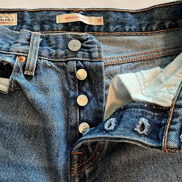 Levi’s Wedgie Straight High Rise Size 25 - Picture 16 of 16